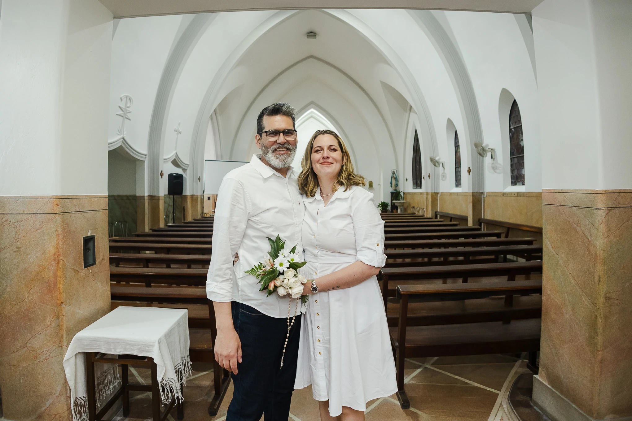Pedro y Luna en la iglesia el día de su boda